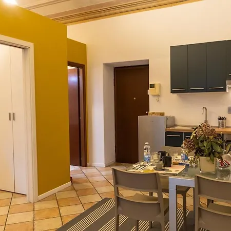 Con Vista Su Piazza Vittorio Alfieri * 아스티