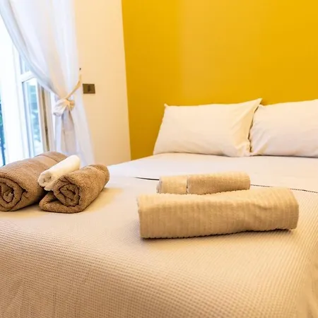 Con Vista Su Piazza Vittorio Alfieri * 아스티